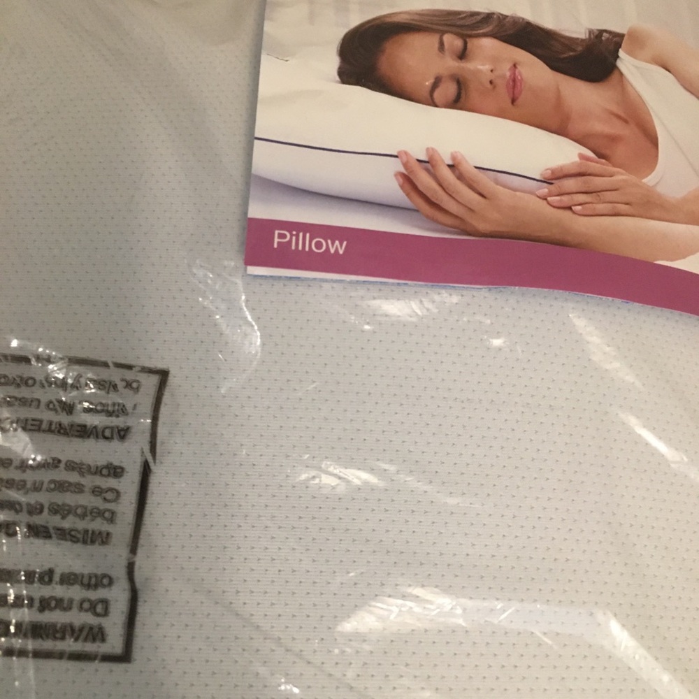 NWT Serta memory gel foam pillow.